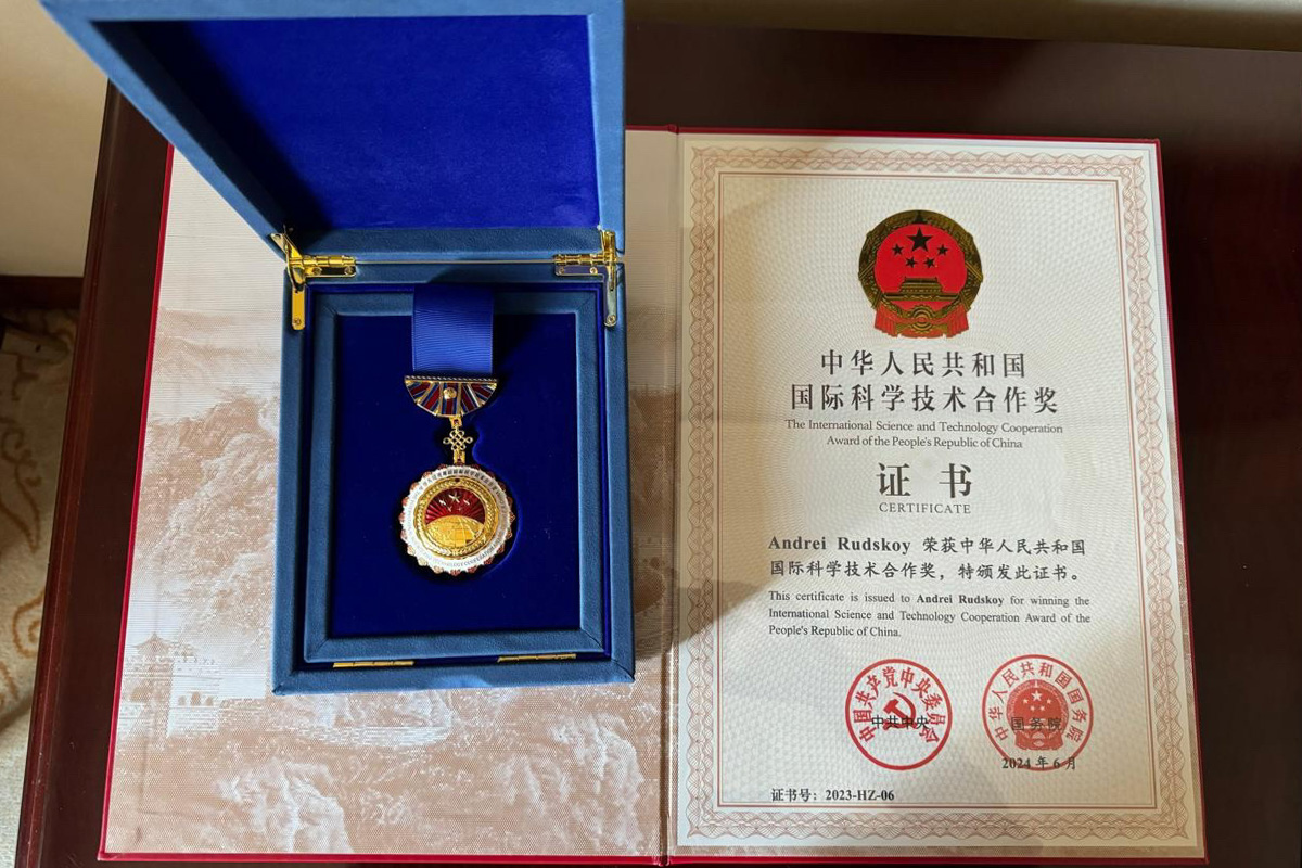 High award for contribution to cooperation with the PRC High award for contribution to cooperation with the PRC