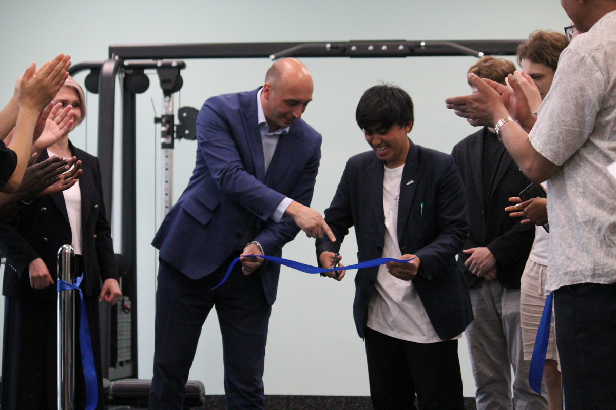Vyacheslav Olshevsky, Director of the SPbPU Student Campus, and Tegu Imanulla, Chairman of the Student Council of Dormitory No. 13, cutting the ribbon
