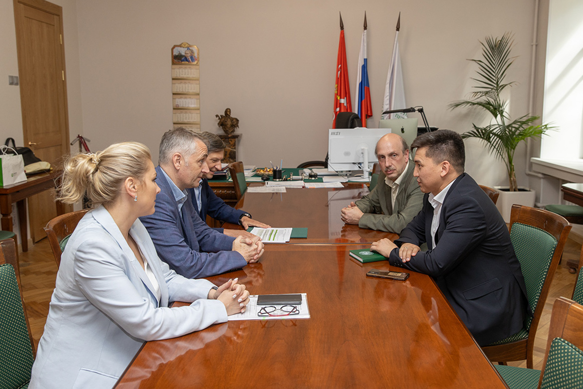 Meeting with the first vice-rector of SPbPU Vitaly Sergeyev, vice-rector for international relations Dmitry Arsenyev and acting vice-rector for advanced projects Maria Vrublevskaya Meeting with the first vice-rector of SPbPU Vitaly Sergeyev, vice-rector for international relations Dmitry Arsenyev and acting vice-rector for advanced projects Maria Vrublevskaya