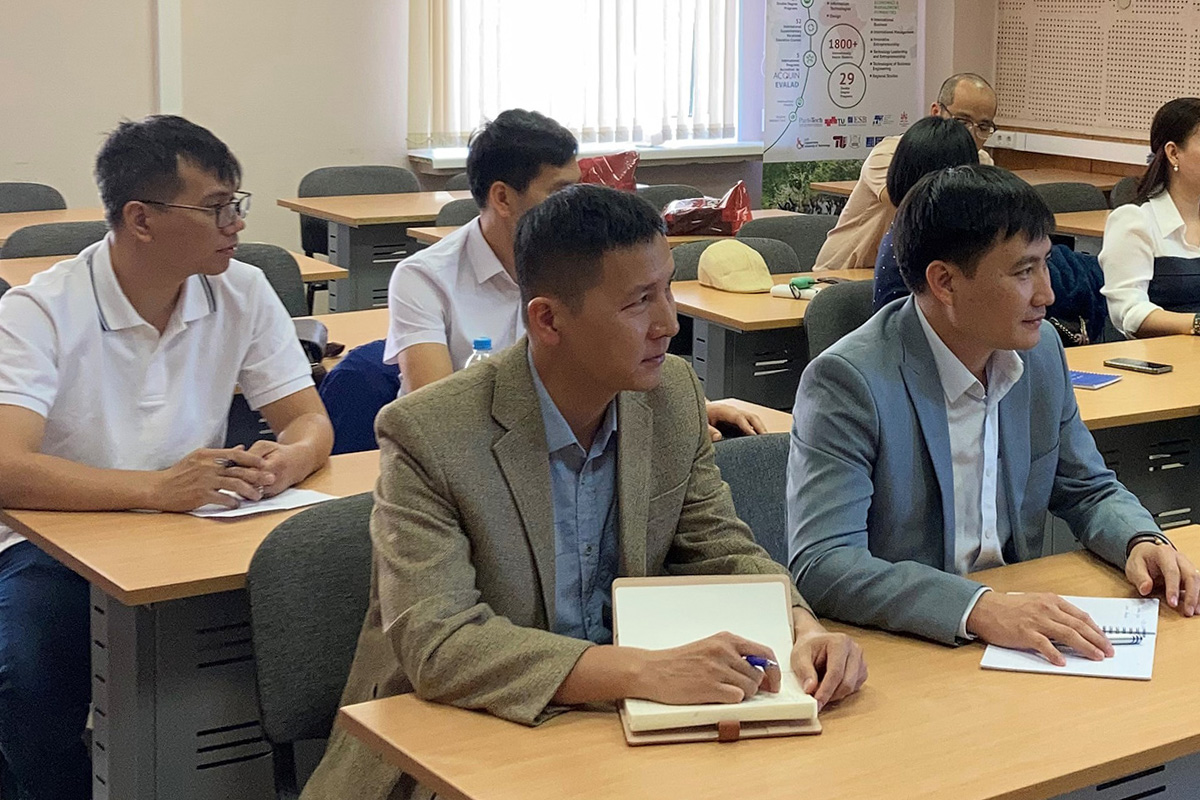Vietnamese colleagues improved their Russian language skills in practical classes Vietnamese colleagues improved their Russian language skills in practical classes