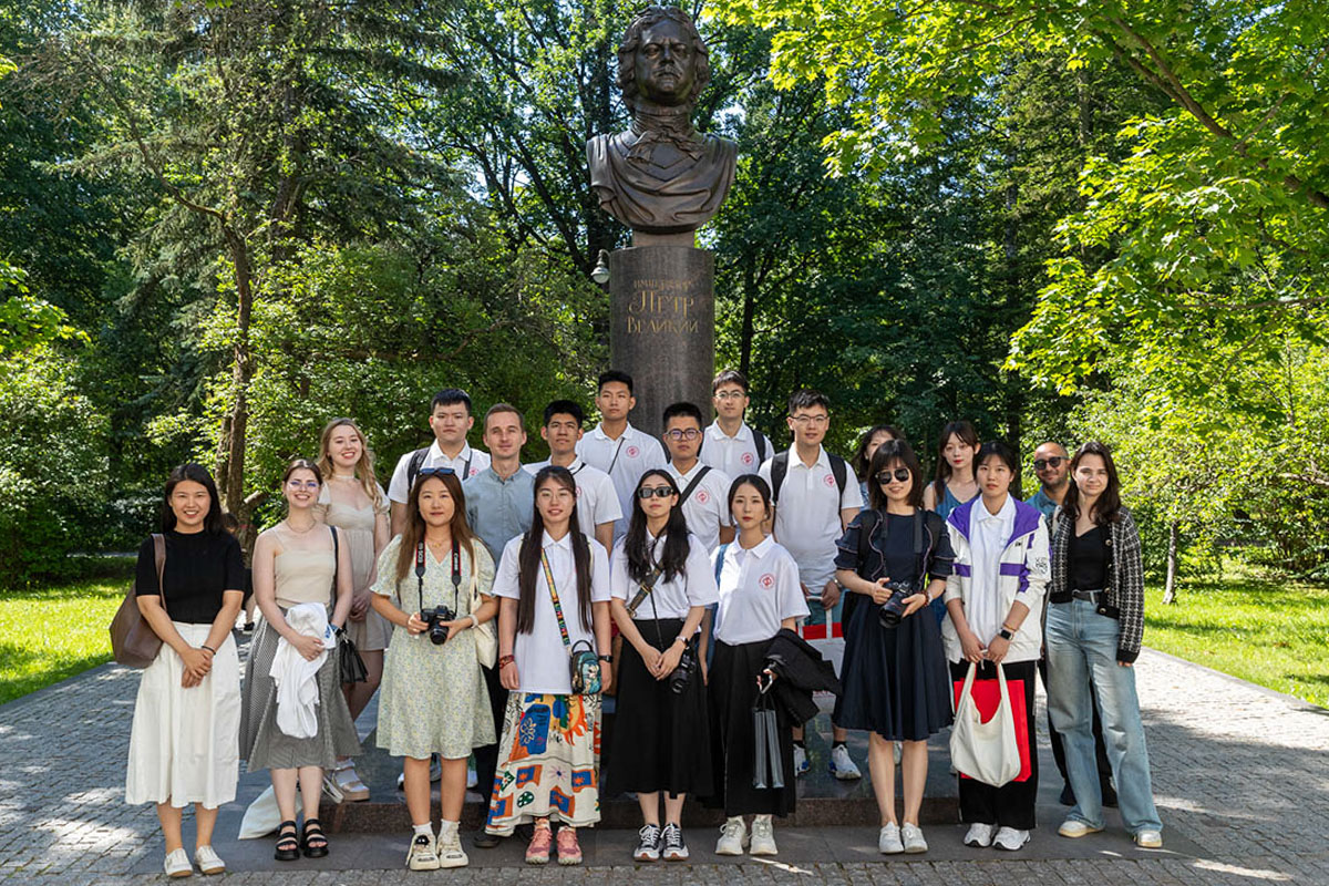 The main goals of the Symphony of Cooperation internship were to develop academic mobility projects for students of corporate master's degree programs The main goals of the Symphony of Cooperation internship were to develop academic mobility projects for students of corporate master's degree programs