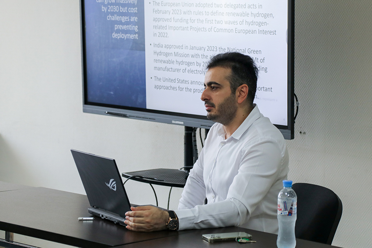 Course instructors are staff and graduate students of the Institute Course instructors are staff and graduate students of the Institute
