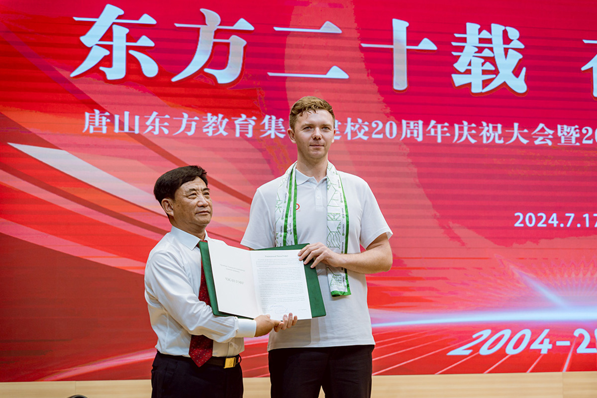 With Zhang Guofu, head of Tangshan Corporation With Zhang Guofu, head of Tangshan Corporation