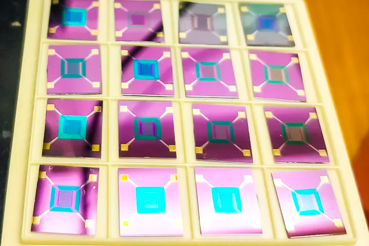 The device is based on a microelectromechanical platform on which sensitive materials can be deposited The device is based on a microelectromechanical platform on which sensitive materials can be deposited