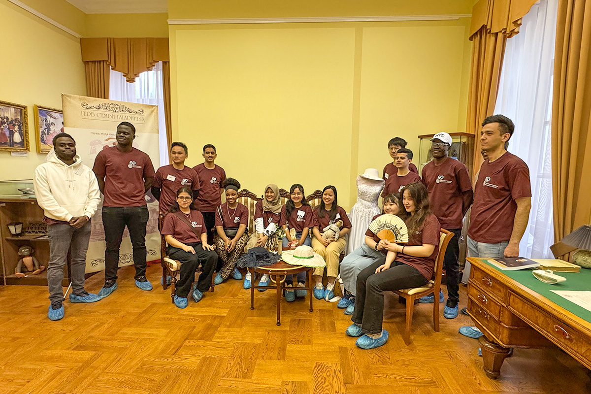The guys immersed themselves in the atmosphere of Russian manor life 