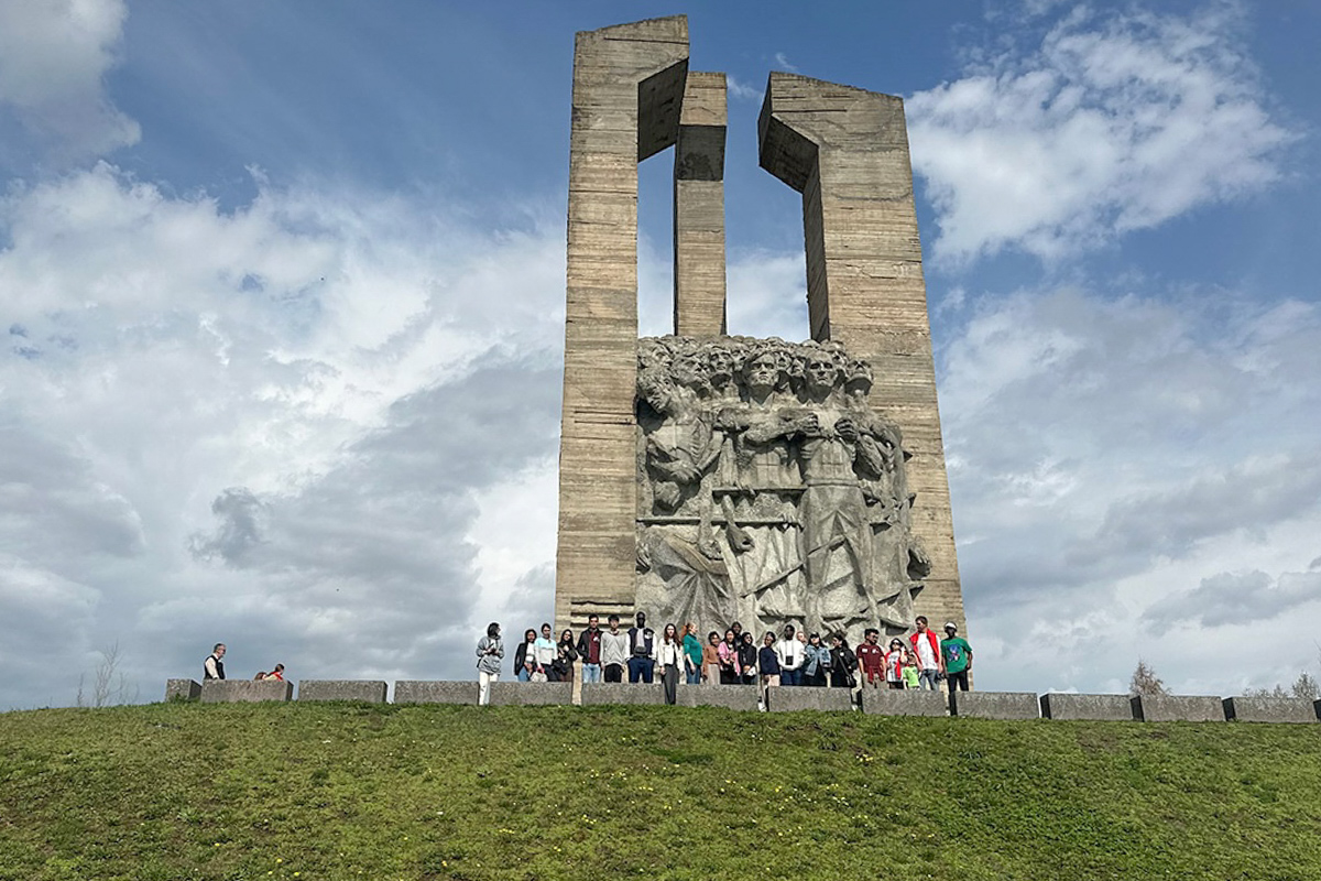 The group honored the memory of the victims of Nazism at the Dulag 100 Memorial 