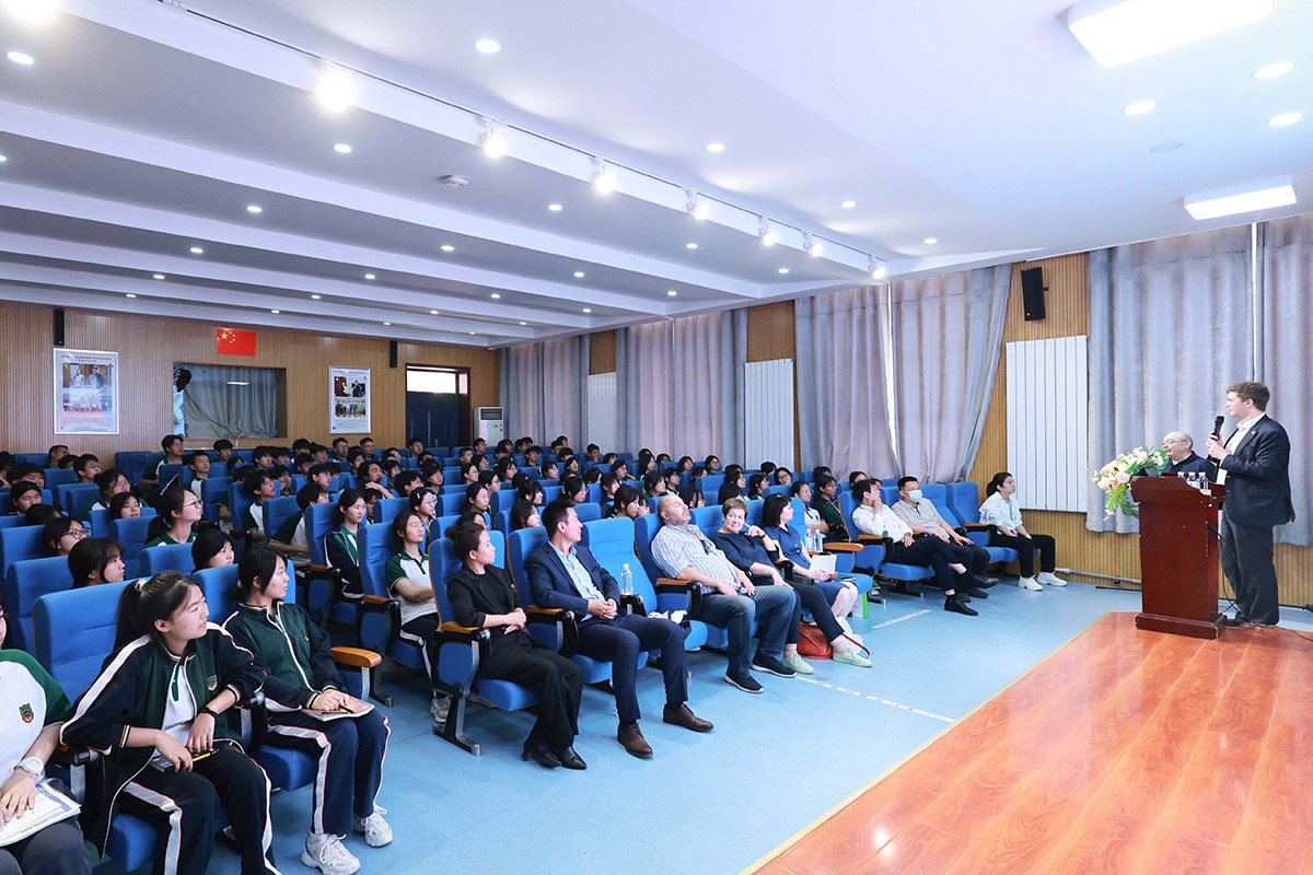 The delegation visited Tangshan schools 
