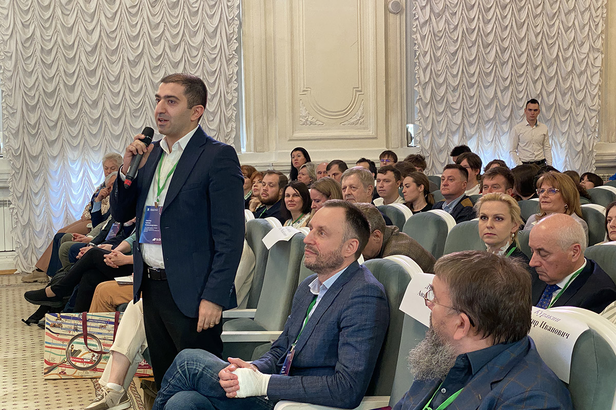 Arman Avetyan participates in the discussion at the plenary session of the conference Arman Avetyan participates in the discussion at the plenary session of the conference