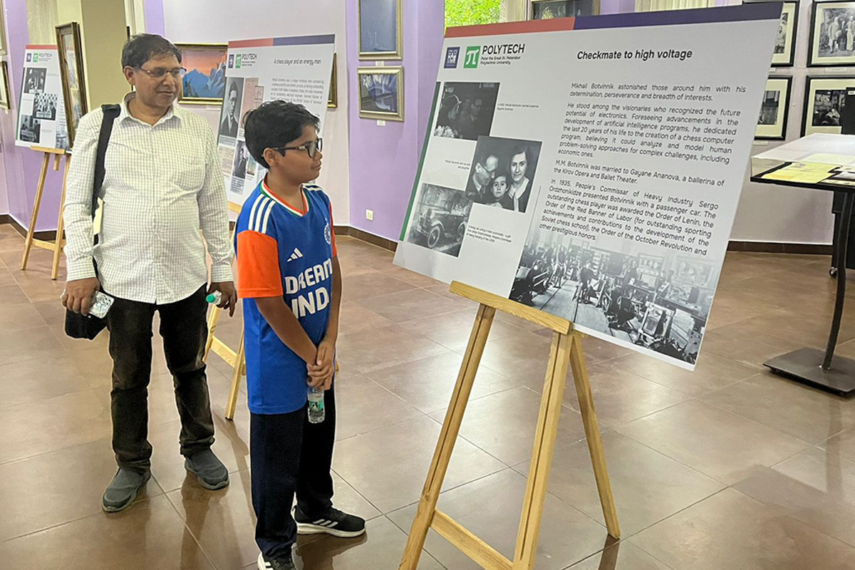 Indian schoolchildren at an exhibition dedicated to M. Botvinnik Indian schoolchildren at an exhibition dedicated to M. Botvinnik