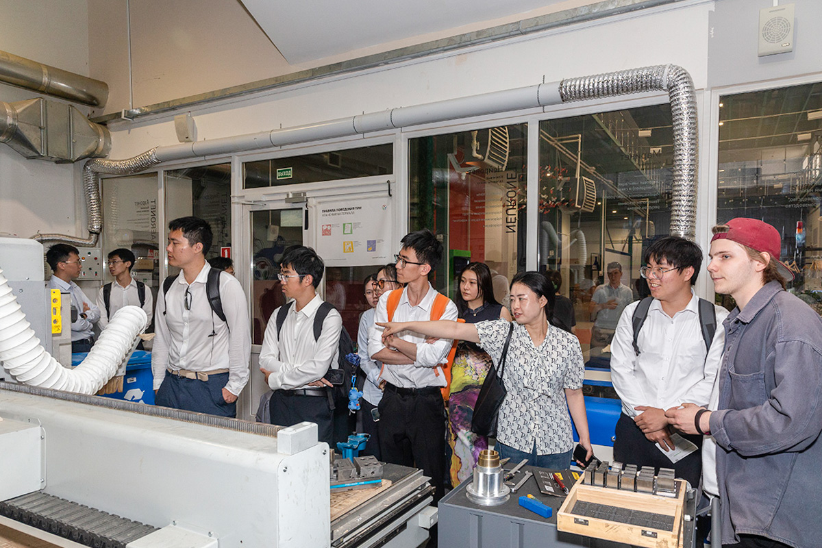 Delegation from Tsinghua University at the Center for Youth Trajectories in the Polytechnic Tower 
