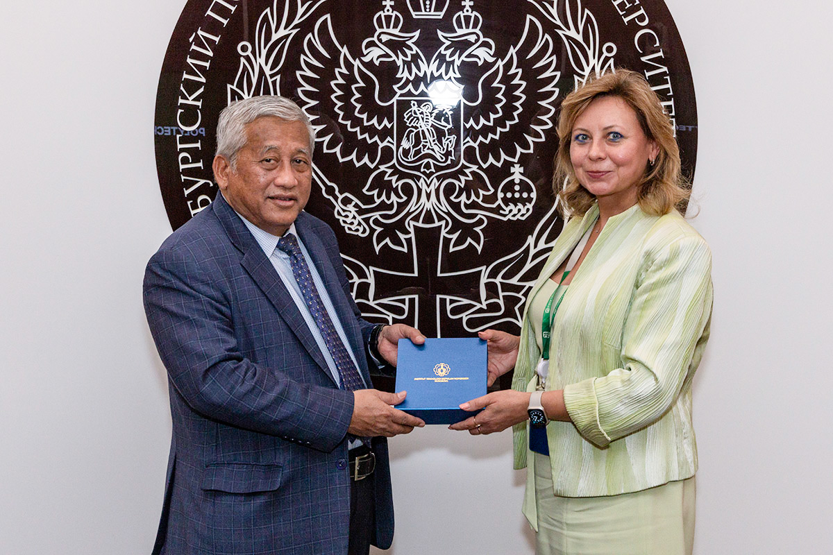 Mohammad Nuh and Lyudmila Pankova 