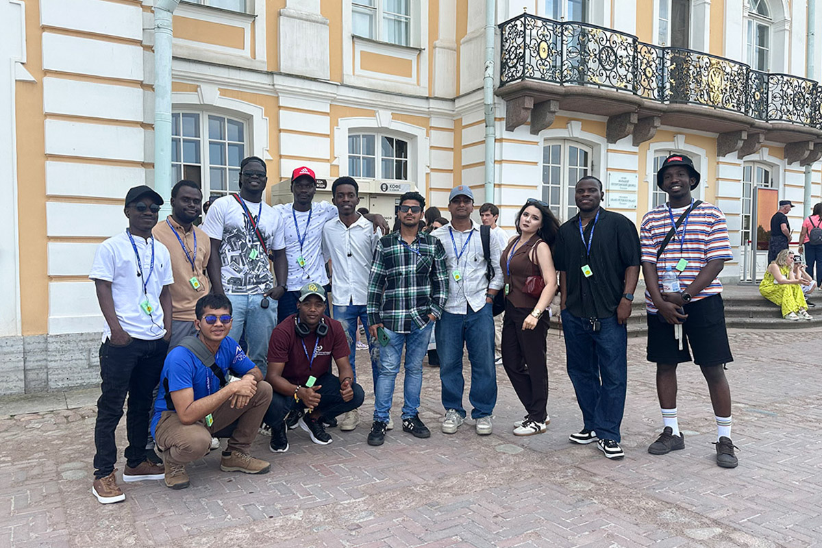 Students immersed themselves in the era of luxury and grandeur of the Russian Empire 