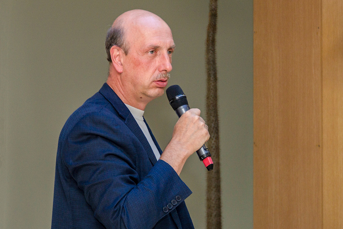 Nikita Golovin, Head of the Slavic Universities Project Office, opened the meeting with the students 