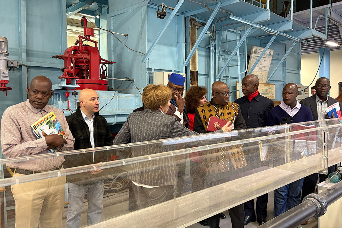 The delegation was given a tour of the advanced laboratories 