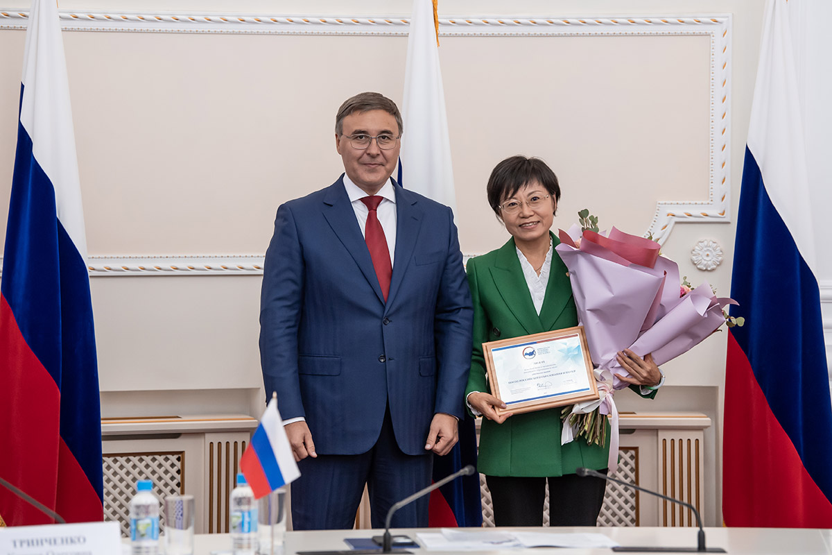 Valery Falkov and Liu Wei 