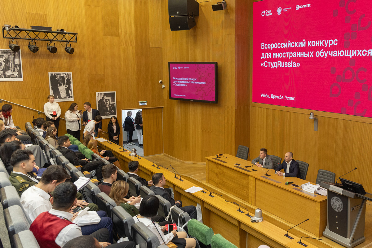 Maxim Pasholikov and Roman Volkovsky, Acting Chairman of the Committee on Youth Policy and Interaction with Public Organizations in St. Petersburg, also welcomed the participants.