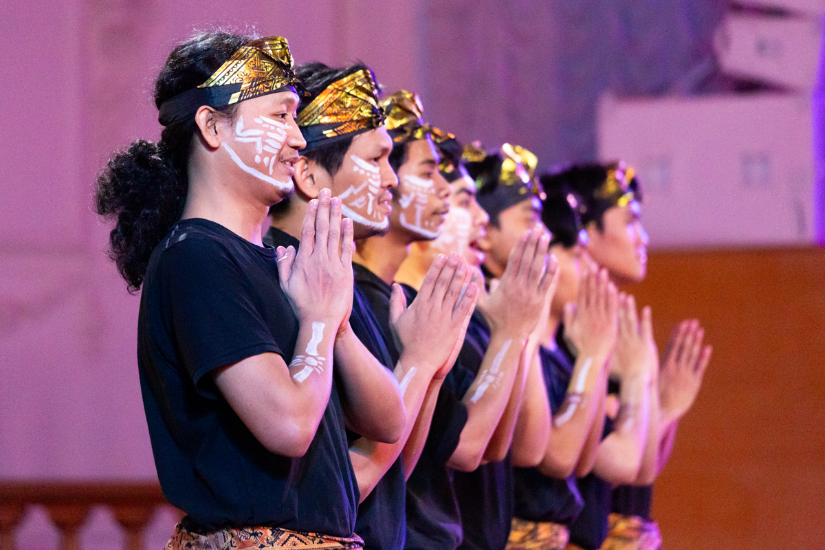 The participants of the festival from 23 universities and 9 colleges, 16 countries and 7 subjects of the Russian Federation met in the White Hall.