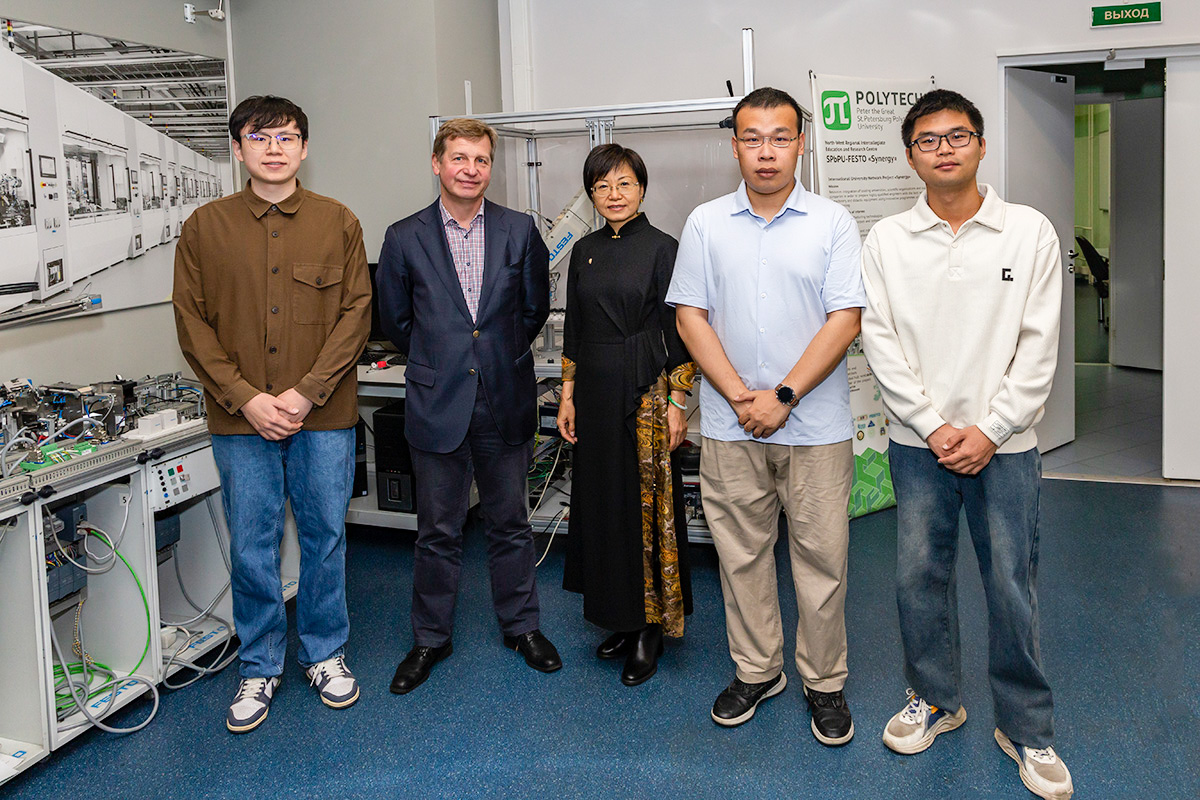 Ambassador of Russian Education Liu Wei with Chinese graduate students of SPbPU 