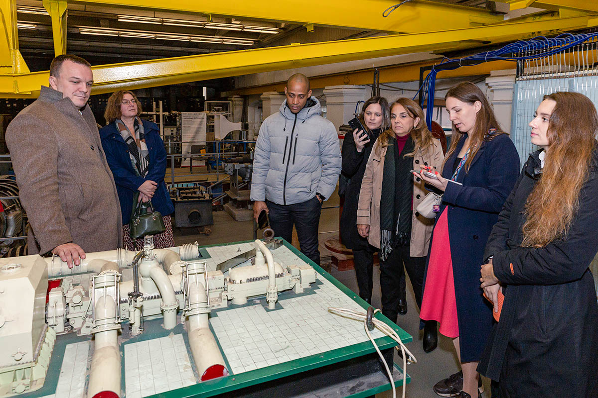 Inspection of the laboratories of the Institute of Energy 