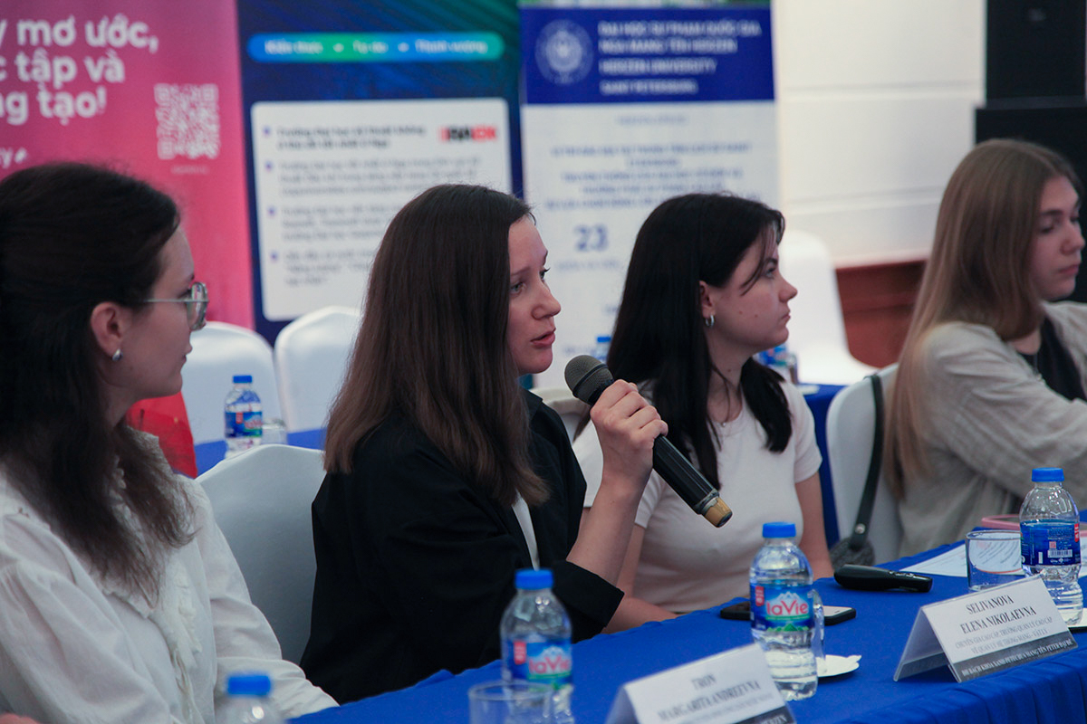 Elena Selivanova made a presentation 