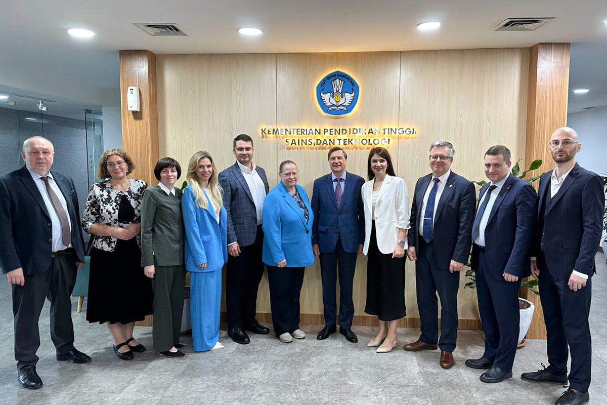 With Key Department Heads of the Ministry of Higher Education, Science, and Technology of Indonesia 