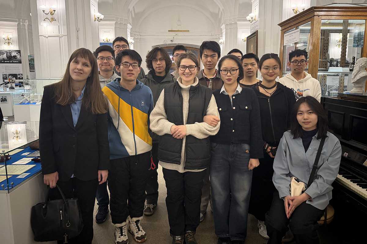 Tsinghua University students at the SPbPU History Museum 