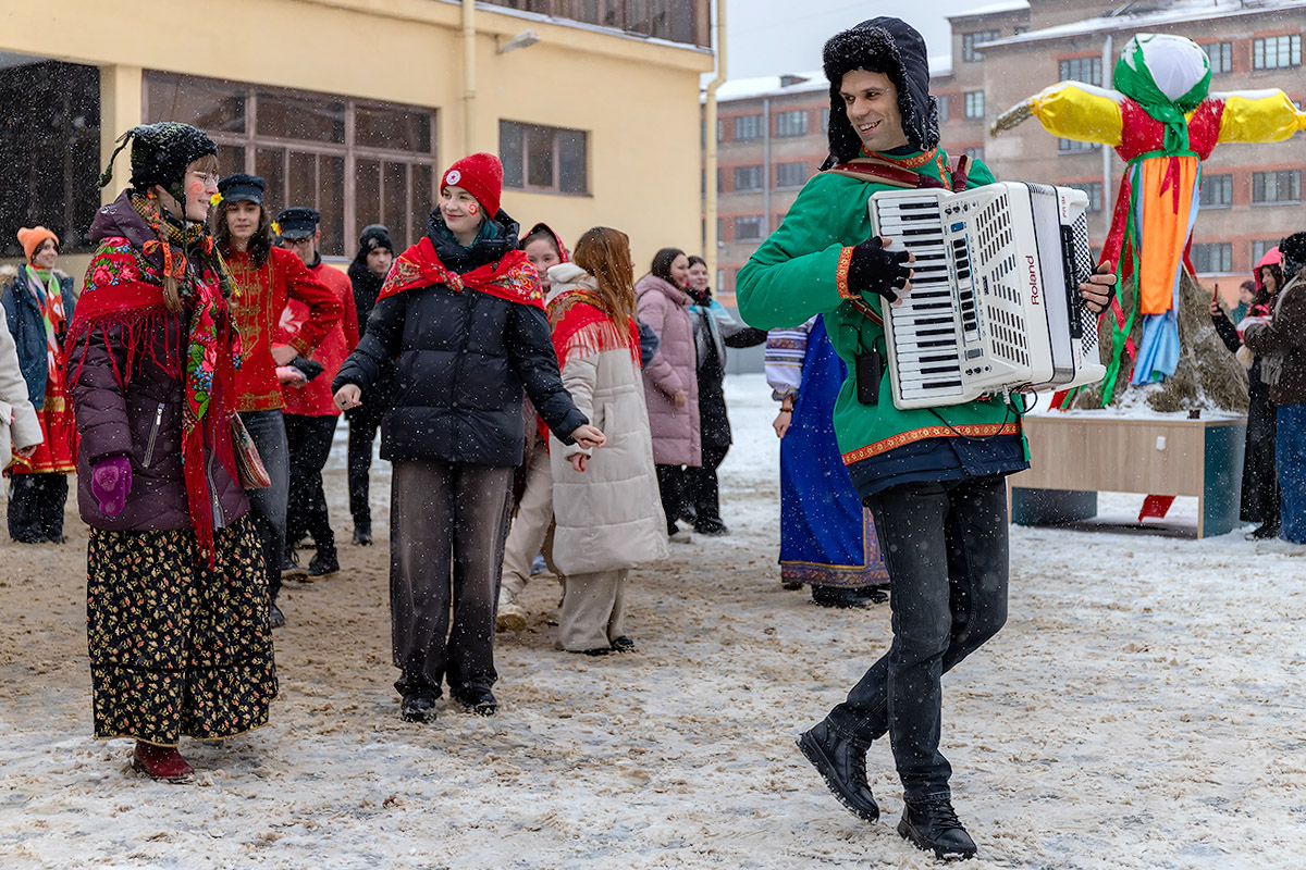 The lively accordion folk tunes swept both adults and children onto the dance floor. 