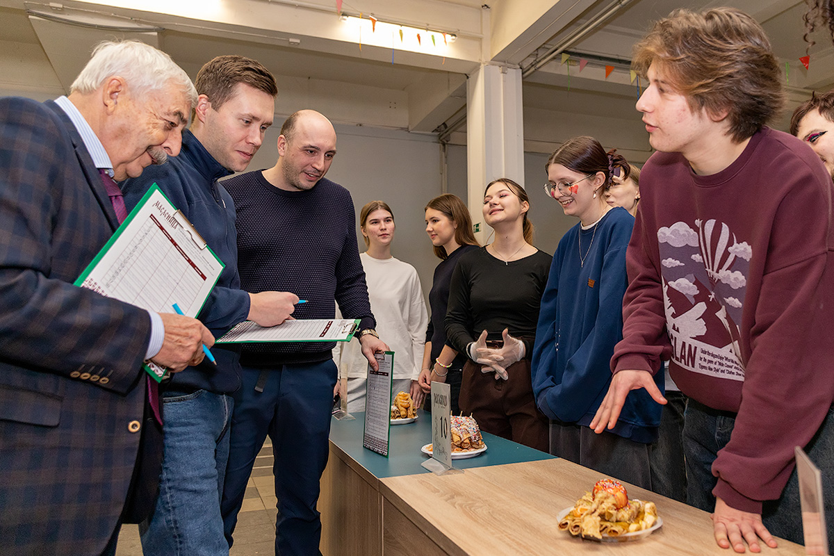 The jury, headed by vice-rector for communications, youth policy, and security Maxim Pasholikov prefixed, evaluated the elaborate pancake structures. 