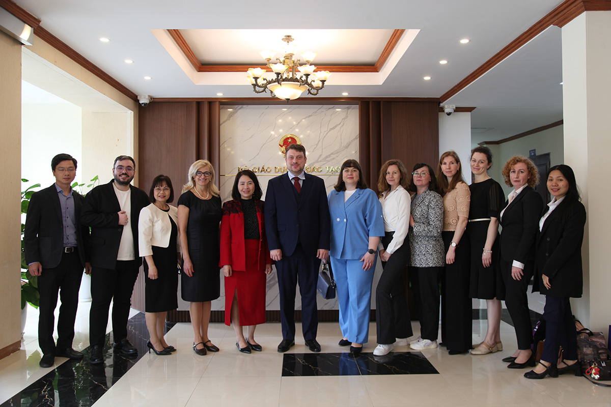 Meeting at the Ministry of Education and Training of the Socialist Republic of Vietnam 