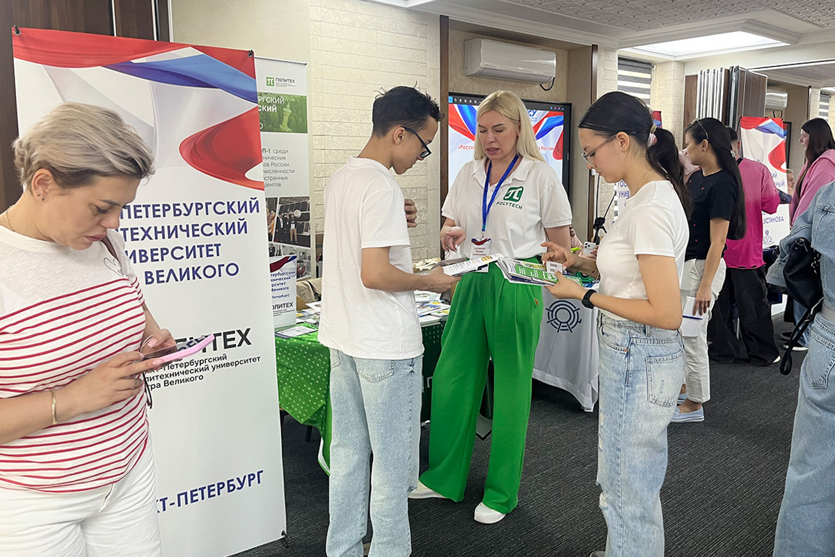 At the university's stand, applicants and their parents learned about the sought-after areas of study. 