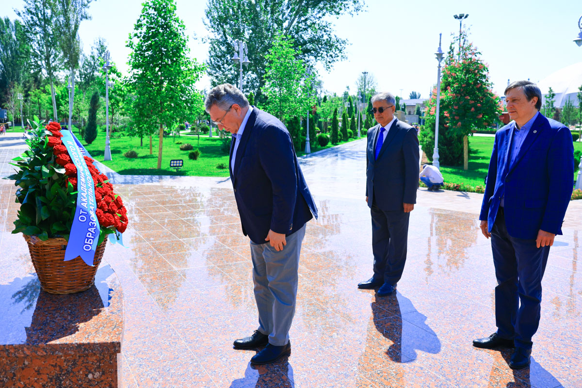 The SPbPU delegation honored the memory of all fallen heroes by laying flowers with a ribbon reading 'from the academic and educational community of St. Petersburg.