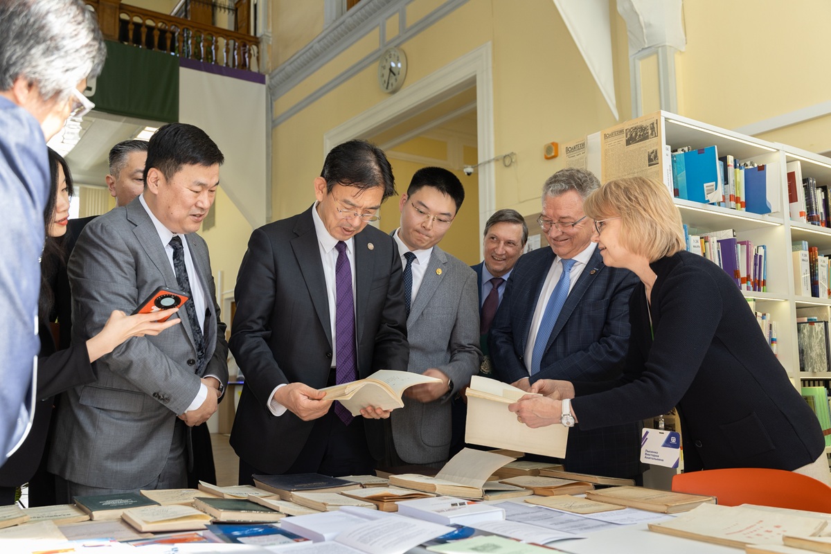A representative delegation at the Fundamental Library 