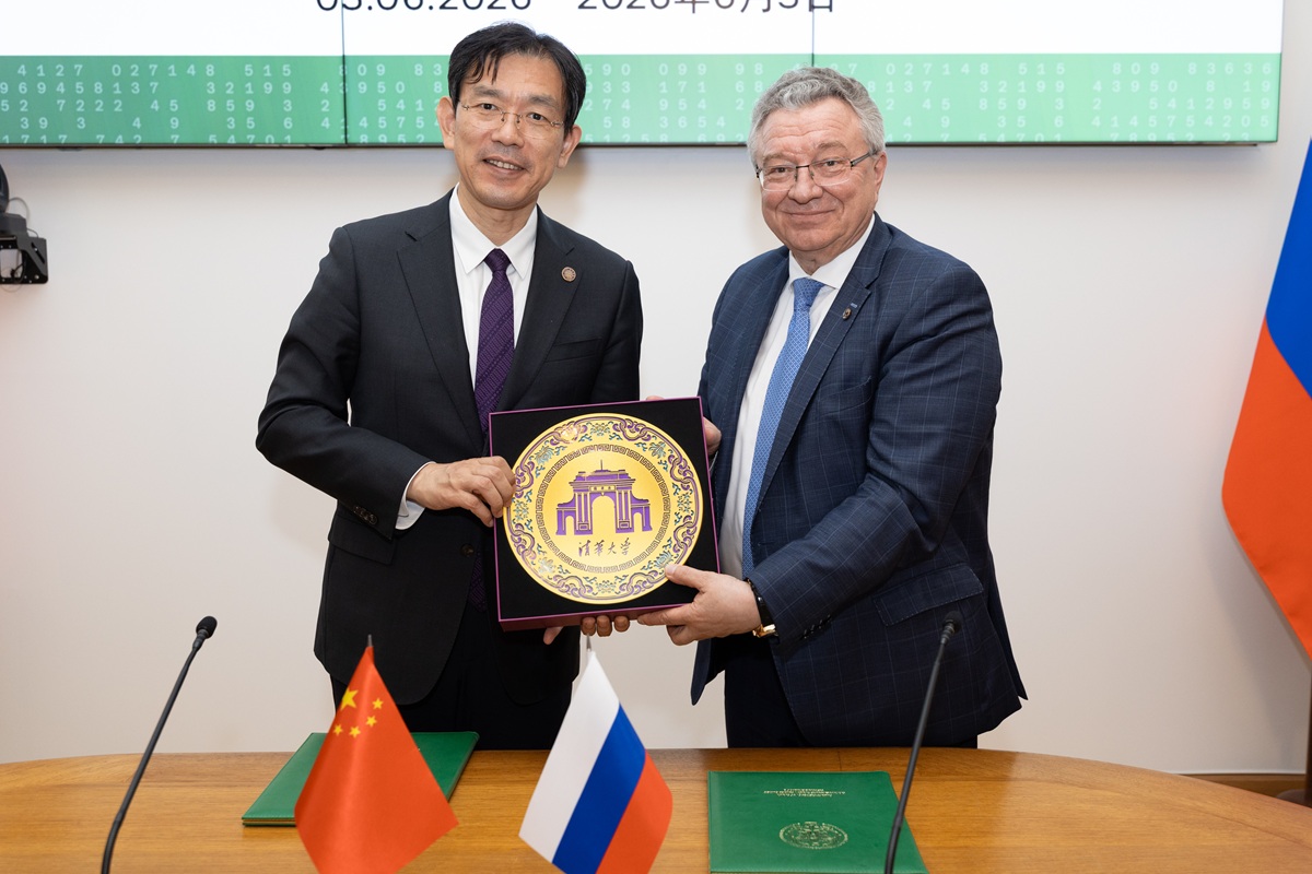 The parties exchanged gifts as a sign of friendship and respect 