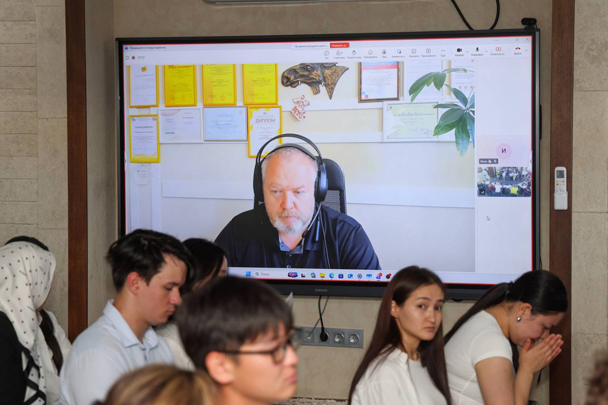 The expert commission at the final defense included (from SPbPU via videoconference) Anton Ambrazhey 