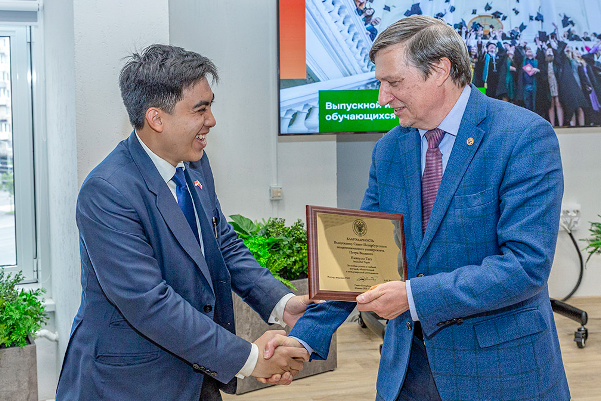 A ceremony of awarding letters of gratitude to international graduates 