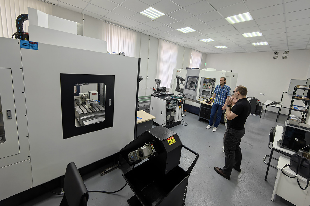 Nikita Golovin visited the new BRU laboratories