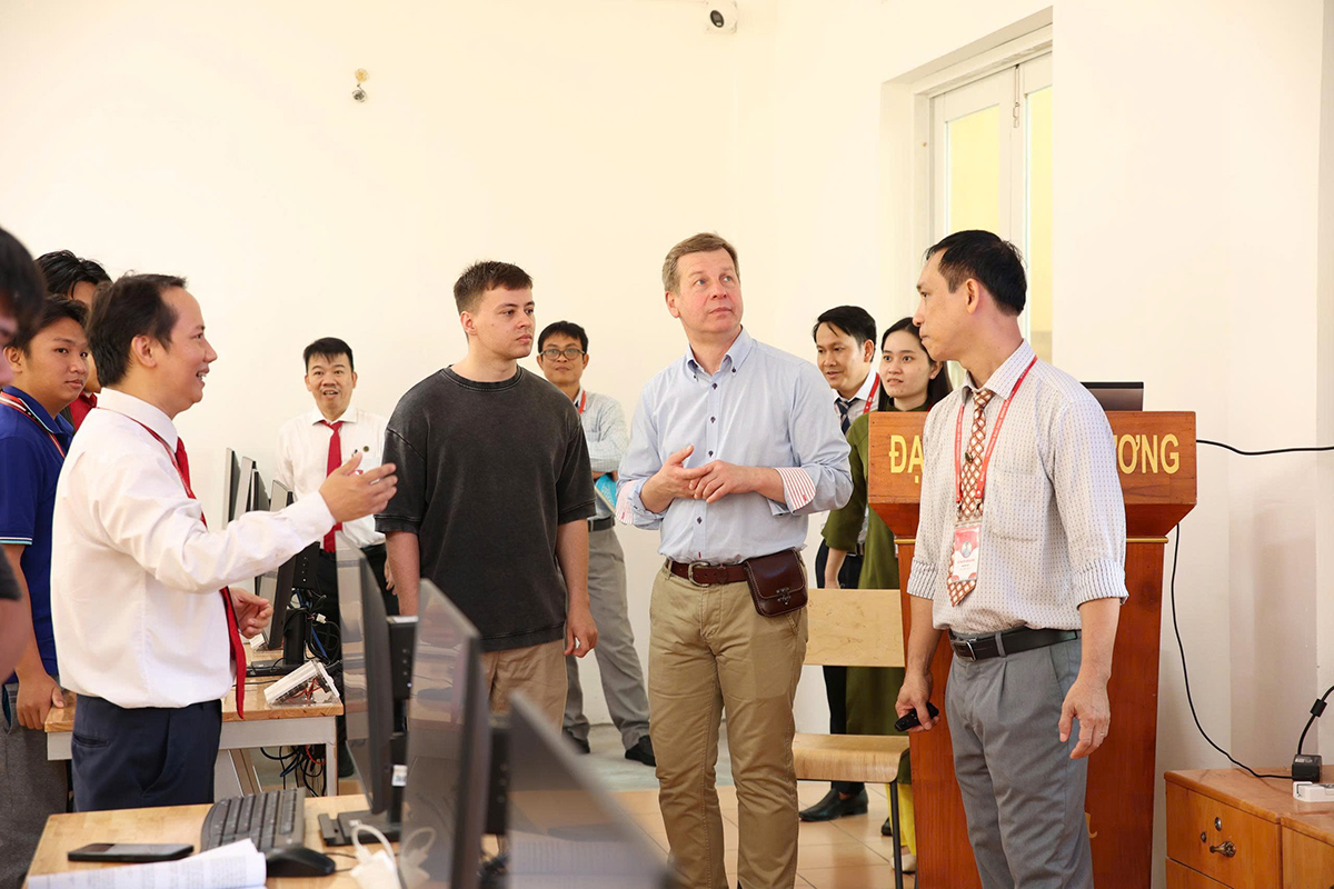 The SPbPU delegation visited BDU laboratories (photo by the BDU Department of Culture and Communications) 