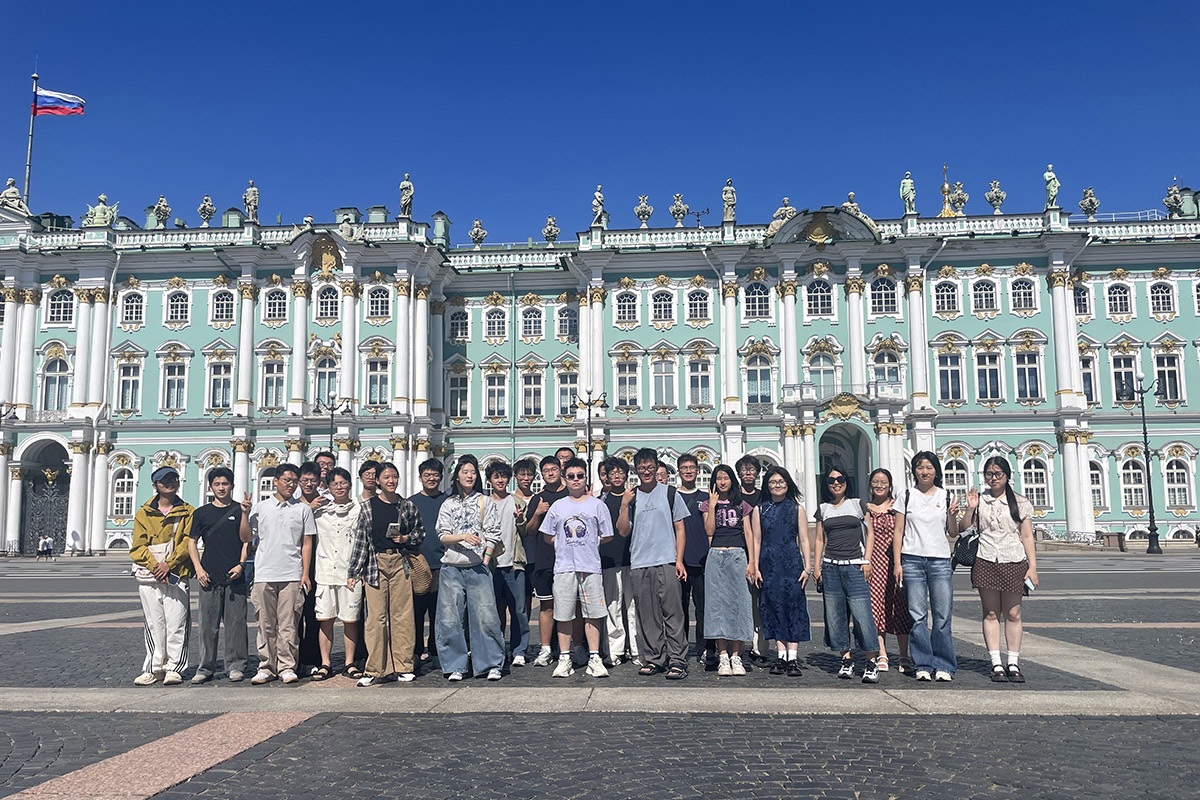 Excursions around Saint Petersburg were organised for the participants from China