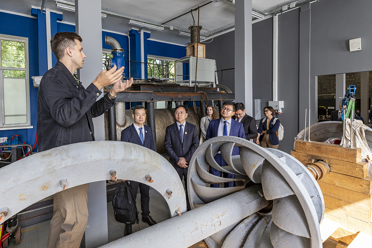 The Xiangtan University delegation toured the SPbPU campus and visited research laboratories 