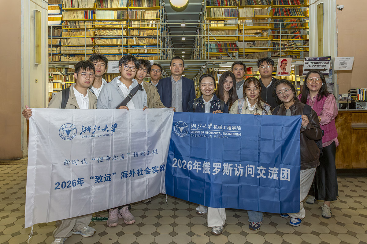 The visit program began with a sightseeing tour of the campus 