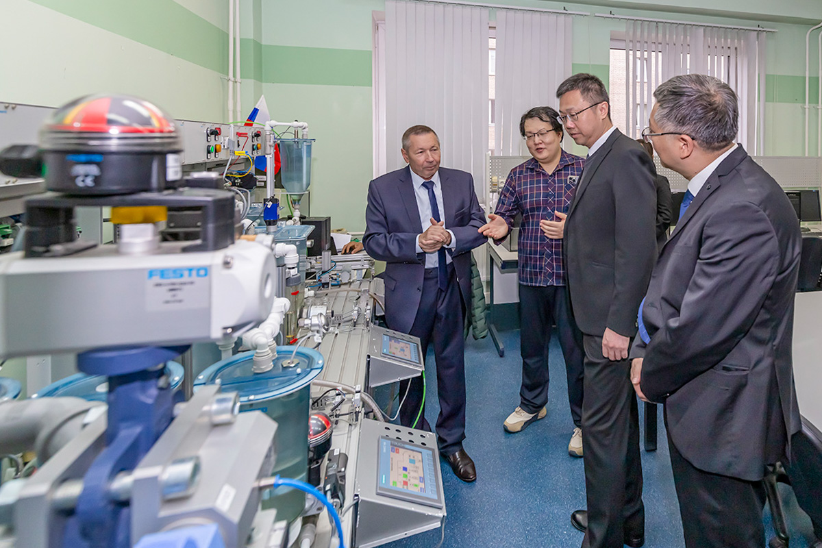 A delegation from Hubei Province got acquainted with the laboratories of the Graduate School of Cyber-Physical Systems Management 