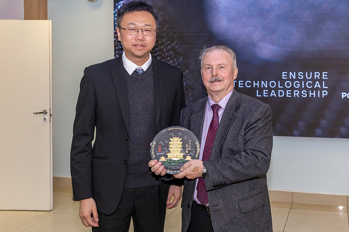 Wang Xinye and Vladimir Khizhnyak 