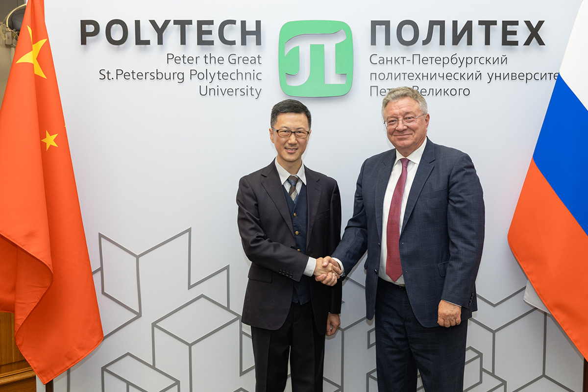 Jia Peng, Deputy Director of the Department of International Cooperation and Exchanges, and Andrey Rudskoy, Rector of SPbPU 