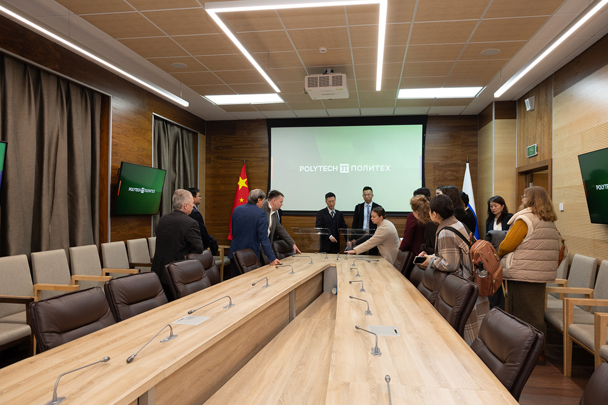 Jia Peng, Deputy Director of the Department of International Cooperation and Exchanges, and Andrei Rudskoi, Rector of SPbPU 