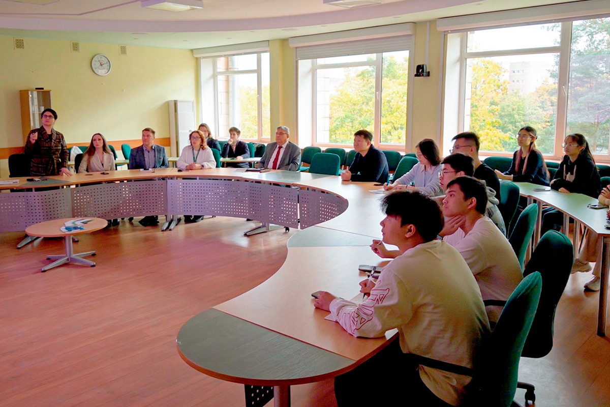 The delegation discusses academic mobility, joint research conferences, and collaboration in material combustion research with representatives of the Higher School of Technosphere Safety