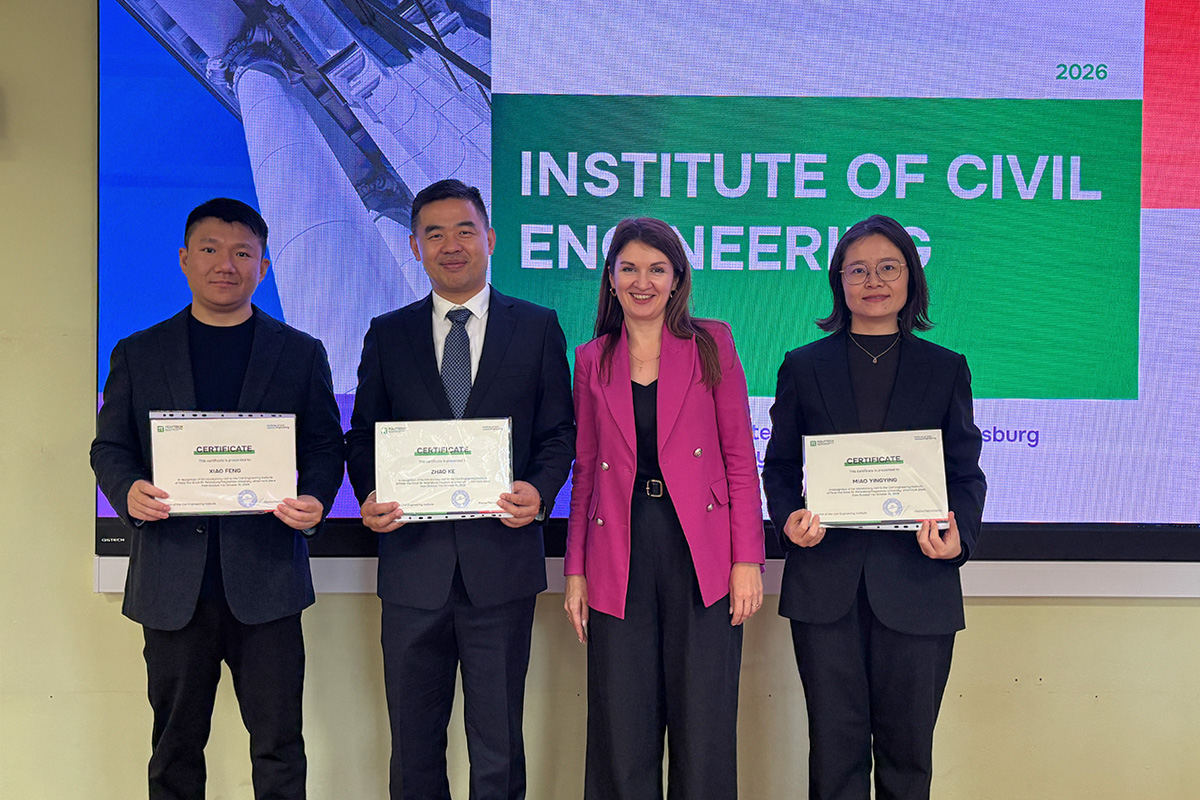 Delegation members receive certificates of completion