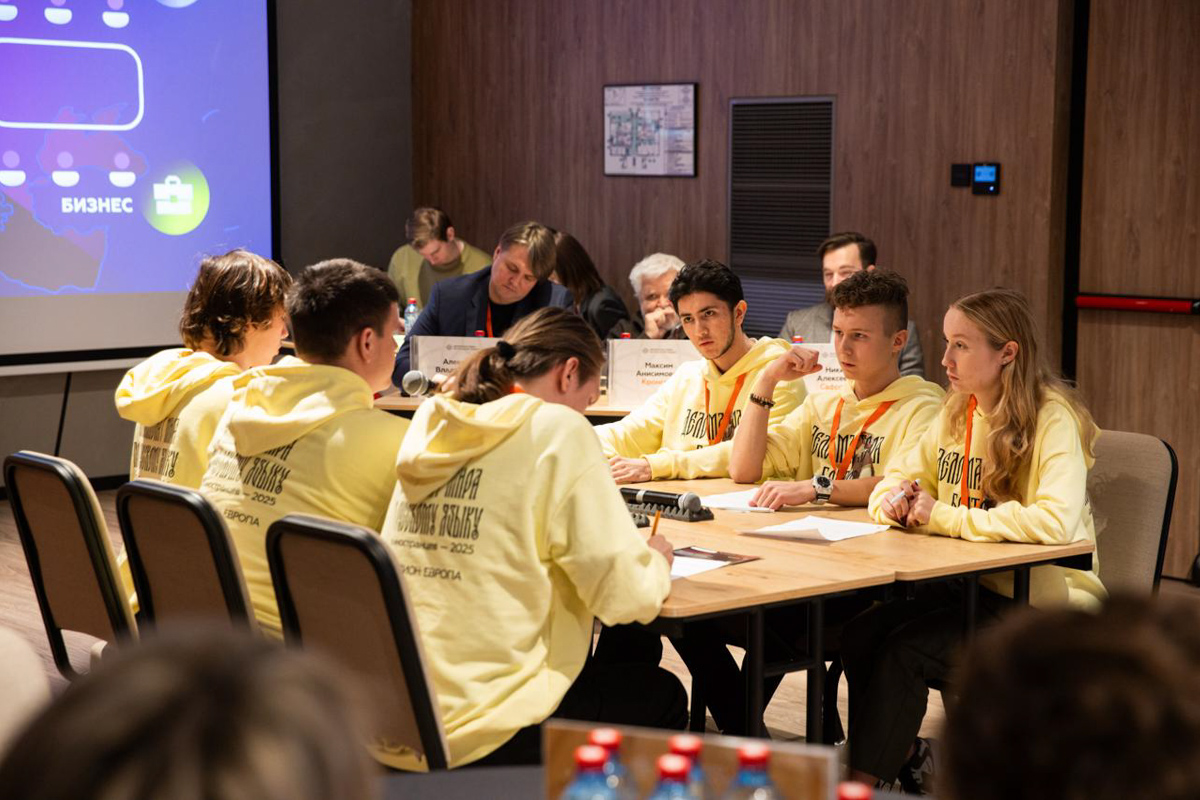 The final competitions were held in the format of an intense face-to-face discussion game.