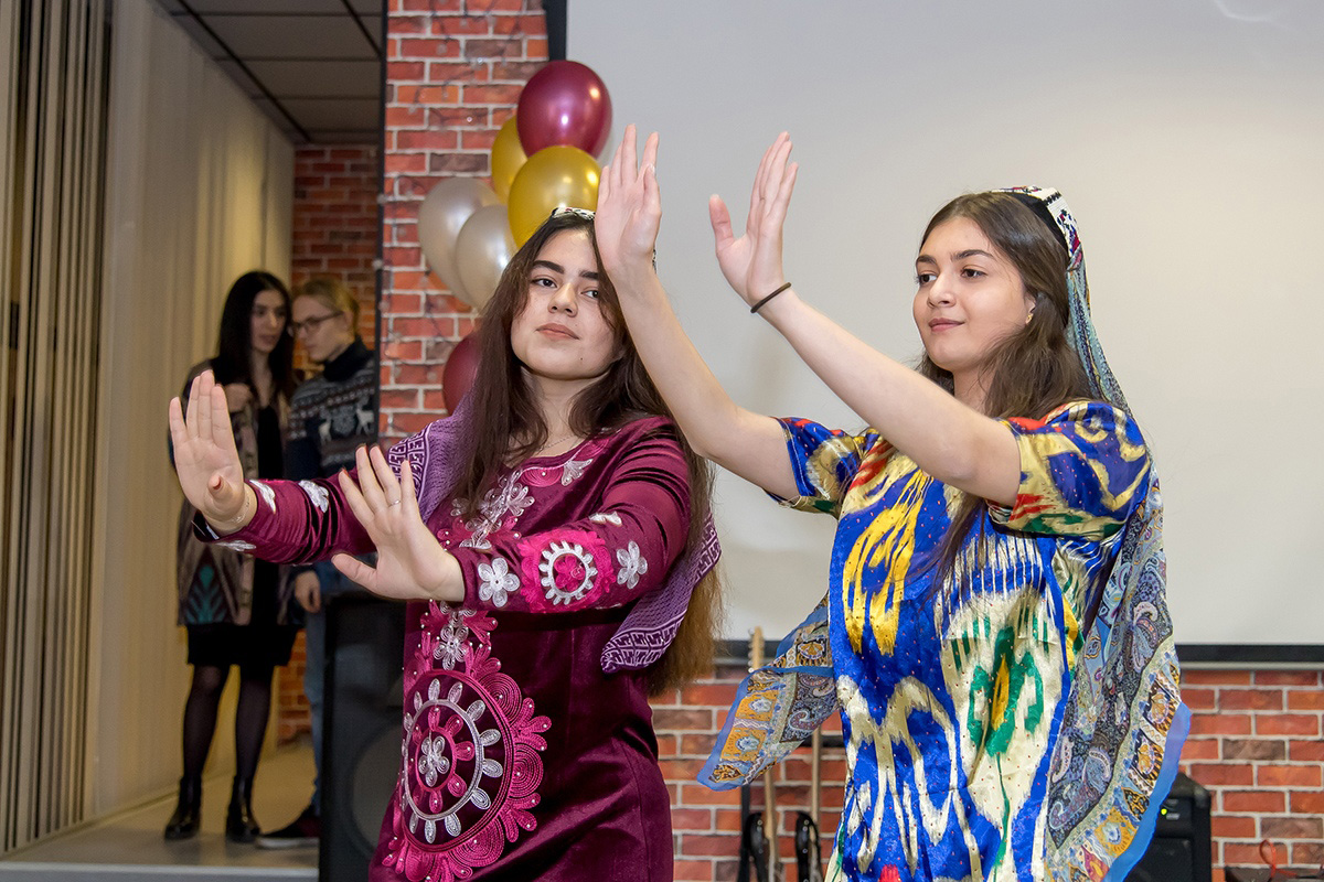 Students congratulated PolyUnion International Club with national dances and songs 