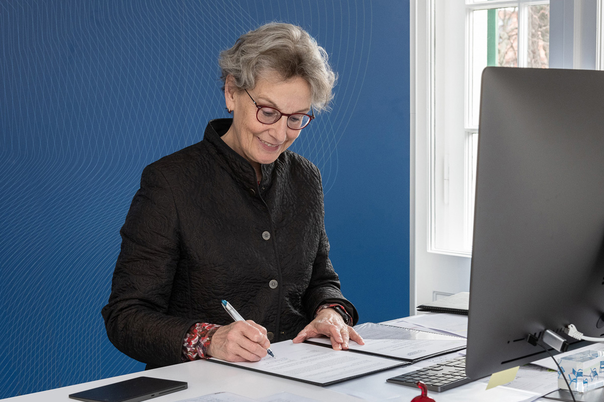 Rector of TU Dresden Ursula M. Staudinger is signing a partnership agreement. Photo -Michael Kretschmer