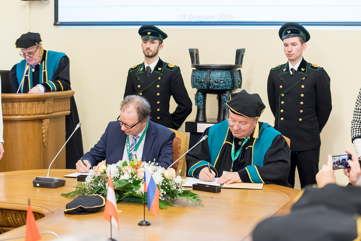 After the official ceremony, colleagues started the signing of partner agreements 
